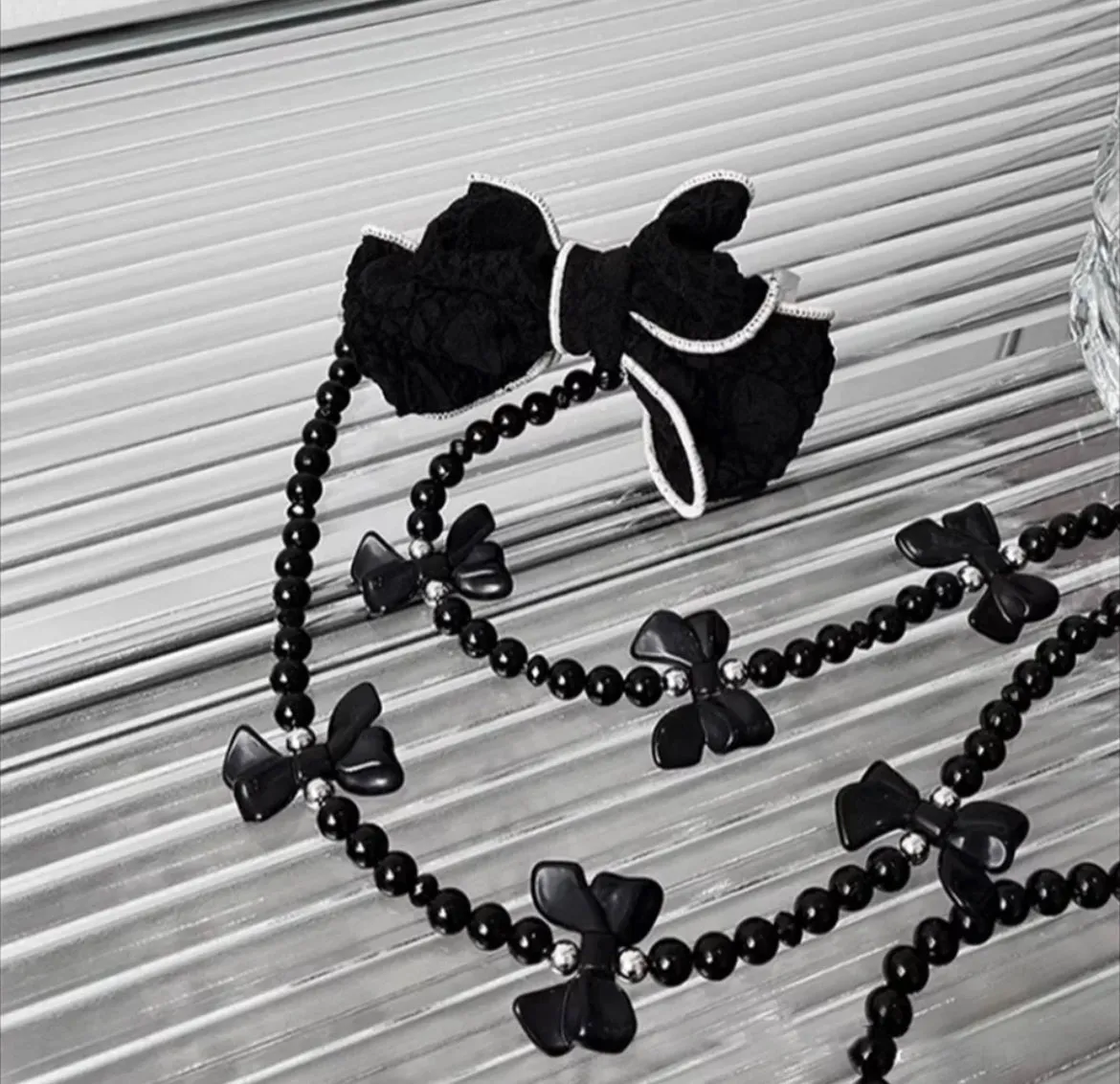 Bow smartphone lanyard